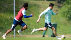 Koba persigue a Borja S�nchez en un entrenamiento en El Requex�n