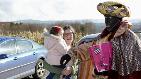 Los Reyes Magos recorren Coristanco y visitan a los ni�os de la Gali�a Azul