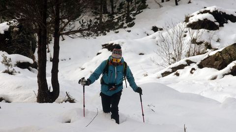 Raquetas de nieve y bastones son parte del equipamiento imprescindible para hacer rutas de monta�a estos d�as en O Courel