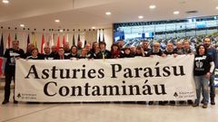 Miembros de la Plataforma 'Asturies, Parasu Contaminu' en la Comisin Europea