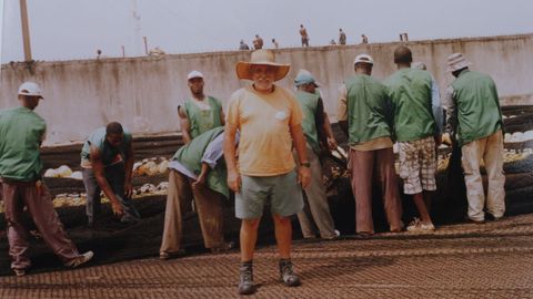 Reparando el aparejo en Costa de Marfil