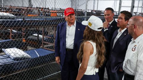 Trump, DeSantis y la secretaria de Seguridad Nacional, Kristi Noem, en el centro de detención Alcatraz Caimán, en Florida