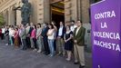 Miembros del Ayuntamiento de Zaragoza se concentran este mediod�a en se�al de repulsa por el asesinato de una mujer