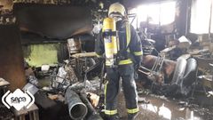 Un bombero en la sala del colegio p�blico Poeta Juan Ochoa, en Avil�s, que sali� ardiendo