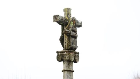 Cruceiro situado junto a la iglesia.