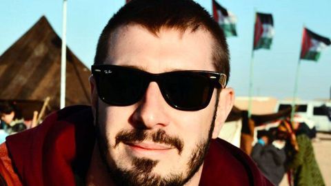 Adri�n Arias, durante una visita a los campamentos de refugiados saharauis en el Tinduf