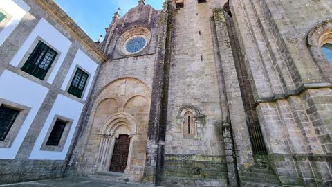 FACHADA LATERAL DE ESTILO ROMNICO EN LA CATEDRAL DE TUI.