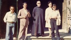 El artista Jos� Mar�a Lugilde, a la izquierda, con su amigos Pacios, y el prior de Samos, en 1978