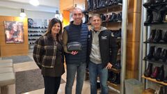 Roberto Hermida, en el centro de la imagen, con Mari Carmen Vieira y su marido Abelardo.