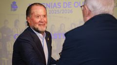 El presidente del Real Club Deportivo, Juan Carlos Escotet, durante la�entrega de las insignias de oro a los socios y socias del club.