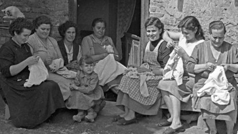 Un grupo de mujeres cosiendo en Turón (Mieres, 1950). José Muñiz