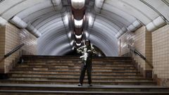 Oleksandr Romanenko, de 13 aos, posa con una pistola de juguete para su entrenamiento militar en una estacin de metro.