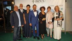 Nacho Mir�s, Mari�o y Verde, premiados, con Luz Hern�ndez, presidenta de la asociaci�n. 