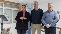 M�nica Cancela, t�cnica; Juan Garc�a Pose, alcalde, y Enrique Tasende, edil, en la presentaci�n de Vive+.