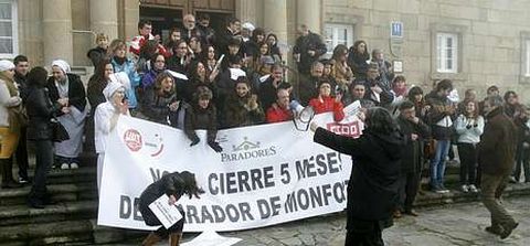 Medio centenar de personas se manifestaron ayer frente al Parador de Monforte.