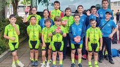 Integrantes del club barbanzano que se desplazaron a Carballo.