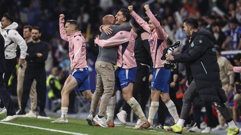 Manolo González, el viernes pasado, celebra con sus jugadores la victoria ante el Getafe