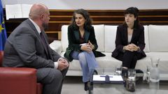 La diputadas de Unidas por Extremadura Irene de Miguel y Nerea Fern�ndez, en la reuni�n con el presidente de la Asamblea, Manuel Naharro.