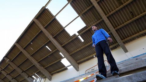 Mal estado de las instalaciones del campo de f�tbol y pistas de atletismo de A Alta en Pobra