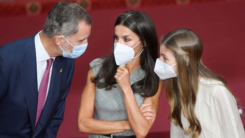 Los reyes y la infanta Sofa, durante las audiencias en el Reconquista de Oviedo
