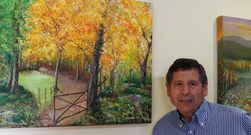 Andr�s Mari�o posa junto a una de sus pinturas.