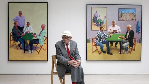 David Hockney, posando entre sus obras &laquo;Card Players #3&raquo; (2014) y &laquo;A Bigger Card Players&raquo; (2015), durante la exposici&oacute;n &laquo;David Hockney: Painting and Photography&raquo;, celebrada en mayo del 2015 en la galer&iacute;a de arte contempor&aacute;neo Annely Juda Fine Art, en el centro de Londres.