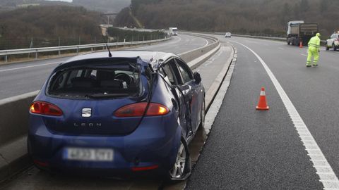 El turismo se empotr contra el muro de hormign de la medianera