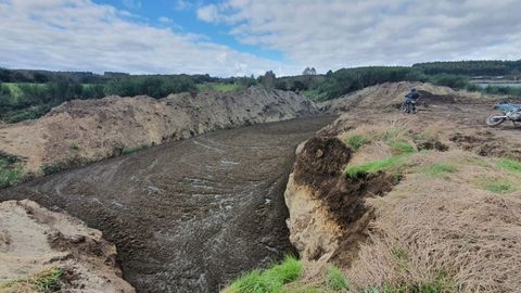 La Guardia Civil habla de toneladas de vertido. 
