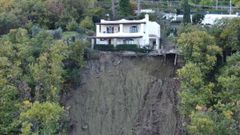 Vista a�rea de los da�os causados por el desprendimiento de tierras junto a una vivienda de la isla de Isquia