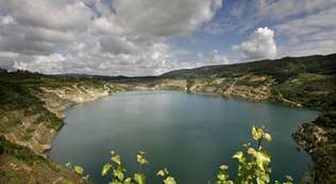 El lago de Meirama, sobre la mina de lignito, comenz� a llenarse en el 2008 y ya supera el 55 % del volumen previsto.
