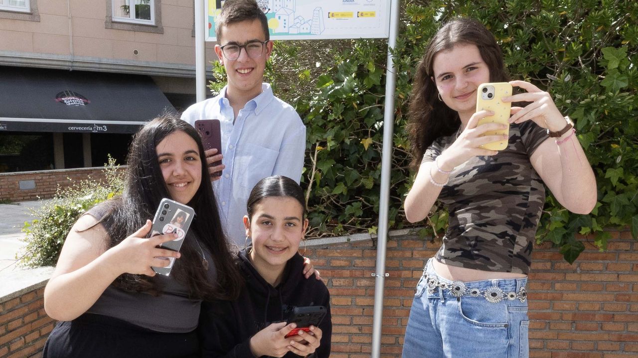 Cuatro adolescentes gallegos comparten sus inquietudes sobre el móvil: «La mayor parte de nuestra vida está en las redes»