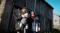 Xabier Mailn y Raquel Payo con su hija, frente a una de las palleiras