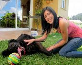 Tania Refojos, de Gondomar, con �Pati�, una perra de la que asegura que es �buena y juguetona�. 