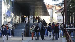 Imagen de archivo de estudiantes de la USC en las puertas de la biblioteca Concepci�n Arenal