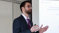 Andr&eacute;s Fern&aacute;ndez San Miguel durante la presentaci&oacute;n de su tesis