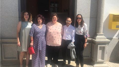 Imagen de archivo de la alcaldesa de Torrecampo (centro), en Córdoba con el resto de ediles del PSOE. Es una de los cinco regidores que se vacunó