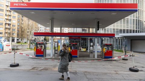 Una mujer camina junto a una gasolinera de Petrol cerrada en Liubliana, la capital de Eslovenia.