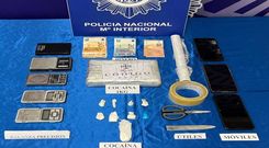 Los agentes incautaron varios kilos de coca�na, dinero en efectivo, varias b�sculas de precisi�n, numerosos terminales de telefon�a m�vil y otros efectos para la manipulaci�n y embalaje de los estupefacientes.