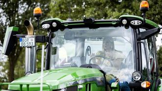 La reina M�xima de Holanda, conduciendo un tractor