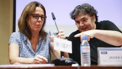La secretaria de la Sociedad Espa�ola de Inmunolog�a, Carmen C�mara, y el periodista experto en salud Javier Granda durante la presentaci�n de la investigaci�n