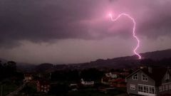Vista de un rayo durante una tormenta el�ctrica, ayer s�bado en Pontevedra
