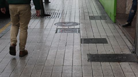 Tapas de registro en una acera de Gij�n