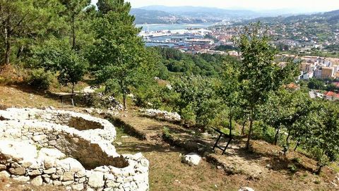 El castro de Subidá, con las vistas sobre Marín y la ría de Pontevedra