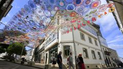 Decoracin festiva colocada en el centro de Vilalba en las fiestas patronales del 2022.