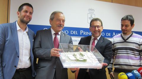 El alcalde de Oviedo, Wenceslao Lpez, y el consejero de Educacin, Genaro Alonso, ambos en el centro presentan los proyectos de los institutos de La Florida y La Corredoria.El alcalde de Oviedo, Wenceslao Lpez, y el consejero de Educacin, Genaro Alonso, ambos en el centro presentan los proyectos de los institutos de La Florida y La Corredoria