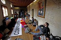 El colectivo de investigadores se encerr� en San Xerome para reclamar sus plazas.