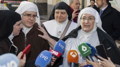 La exabadesa de Belorado, Laura Garca de Viedma (derecha), con sus compaeras, a las puertas del Juzgado de Briviesca (Burgos)