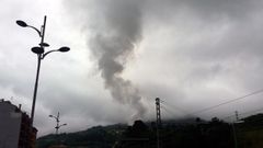 Una nube de humo sobre el cielo de Oviedo