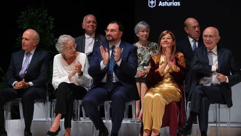 Barb�n, rodeado de los galardonados durante la entrega de medallas y honores de Asturias