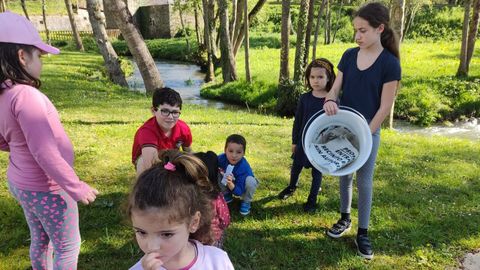 Alumnos del colegio de Pol en una salida para recoger desperdicios junto al ro Azmara